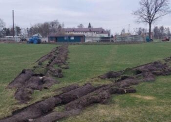 Окупанти зорали на полі у Бородянці рашистський символ “V”