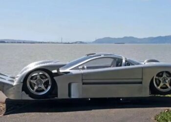 Здатна розвинути 290 км/год: в інтернеті показали найшвидшу у світі амфібію (ФОТО)