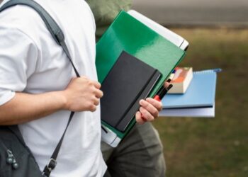 Діти ВПО та учасників бойових дій зможуть отримувати соцстипендію до 23 років включно