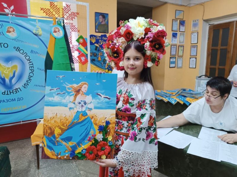 До Дня Конституції України у волонтерському центрі «Шостка-Добро» відбувся розіграш лотереї