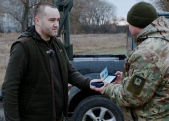 До Дня українського добровольця голова облради Олексій Романько вручив почесні відзнаки захисникам неба Сумщини + Відео