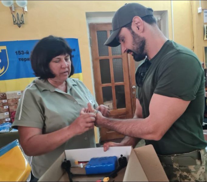 До волонтерского центру “Шостка-Добро” завітав військовослужбовець – співак та артист Віталій Козловський