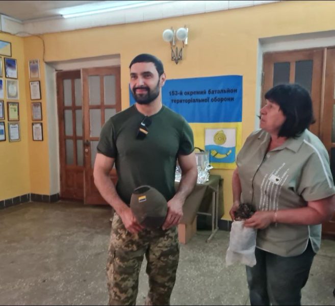 До волонтерского центру “Шостка-Добро” завітав військовослужбовець – співак та артист Віталій Козловський