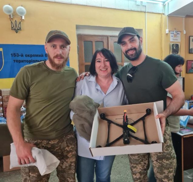 До волонтерского центру “Шостка-Добро” завітав військовослужбовець – співак та артист Віталій Козловський