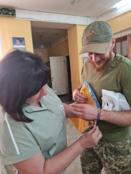 До волонтерского центру “Шостка-Добро” завітав військовослужбовець – співак та артист Віталій Козловський