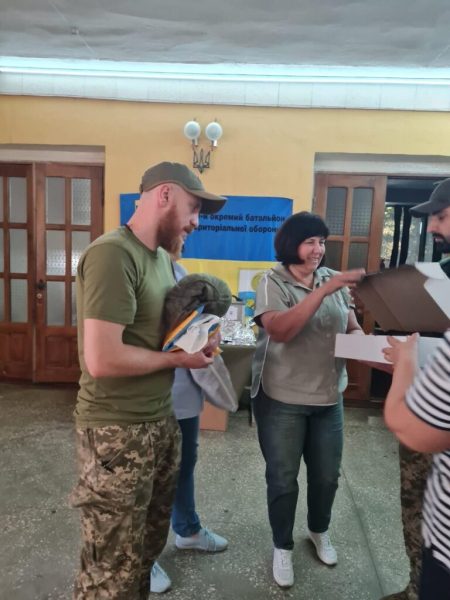 До волонтерского центру “Шостка-Добро” завітав військовослужбовець – співак та артист Віталій Козловський