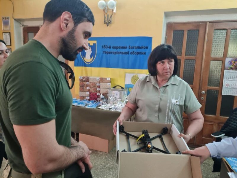 До волонтерского центру “Шостка-Добро” завітав військовослужбовець – співак та артист Віталій Козловський