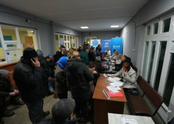 Як допомагають евакуйованим у транзитному центрі у Сумах?