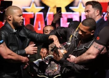 Британського чемпіона покарали за інцидент з яйцем під час дуелі поглядів