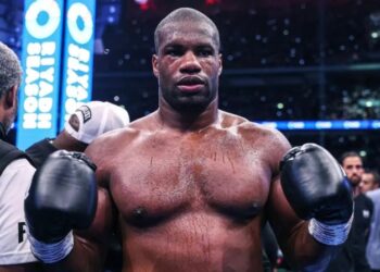 Френк Воррен розкрив плани Дюбуа після зриву бою з Паркером: “У нього є кілька варіантів”