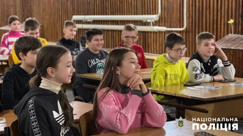 Конотопські поліцейські навчають школярів безпеці на дорогах