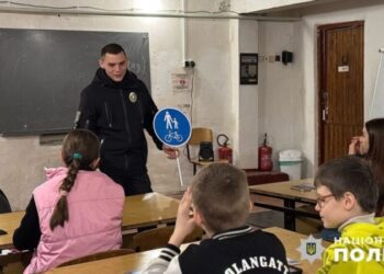 Конотопські поліцейські навчають школярів безпеці на дорогах