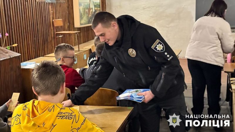 Конотопські поліцейські навчають школярів безпеці на дорогах