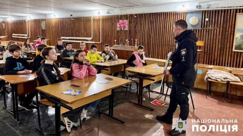 Конотопські поліцейські навчають школярів безпеці на дорогах