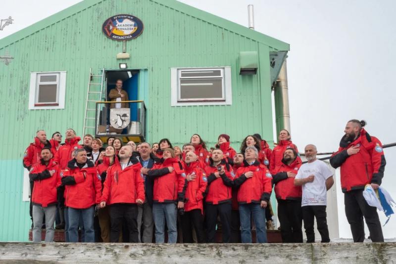 На "Академіку Вернадському" почала роботу 30-та експедиція полярників, команда 29-ї УАЕ повертається додому