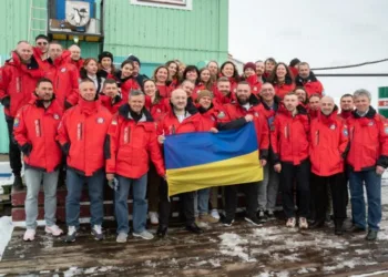 На “Академіку Вернадському” почала роботу 30-та експедиція полярників, команда 29-ї УАЕ повертається додому