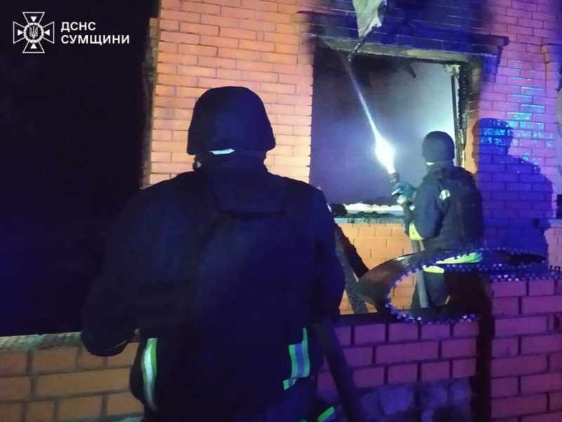На Шосткинщині рятувальникам вдалось ліквідували пожежу в житловому секторі, яку спричинив ворожий обстріл (+відео)