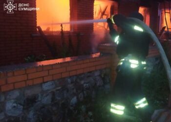 На Шосткинщині рятувальникам вдалось ліквідували пожежу в житловому секторі, яку спричинив ворожий обстріл (+відео)