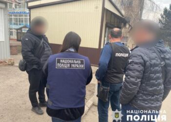 На Сумщині лісничого викрили на “відкаті” за оборудки з деревиною