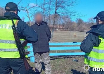 На Сумщині мешканці затримали озброєного розбійника, який намагався пограбувати пошту