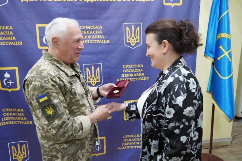 На Сумщині відзначили День Конституції України : підняли найвищий прапор в області та вручили державні нагороди