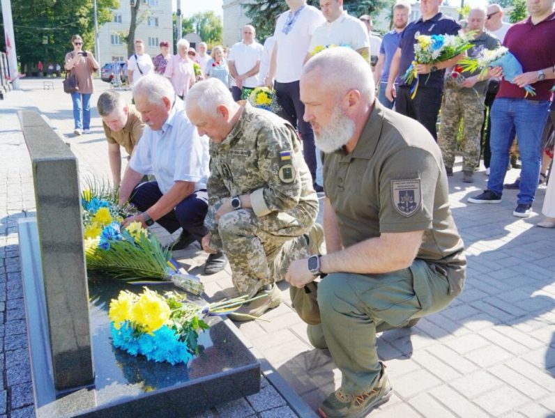 На Сумщині відзначили День Конституції України : підняли найвищий прапор в області та вручили державні нагороди