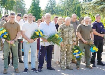 На Сумщині відзначили День Конституції України : підняли найвищий прапор в області та вручили державні нагороди