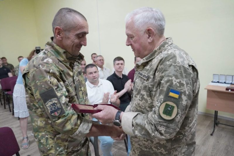 На Сумщині відзначили День Конституції України : підняли найвищий прапор в області та вручили державні нагороди