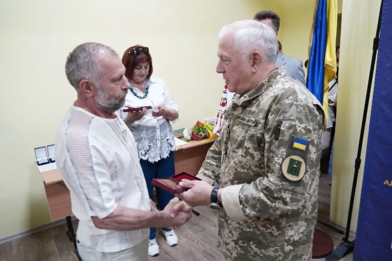 На Сумщині відзначили День Конституції України : підняли найвищий прапор в області та вручили державні нагороди