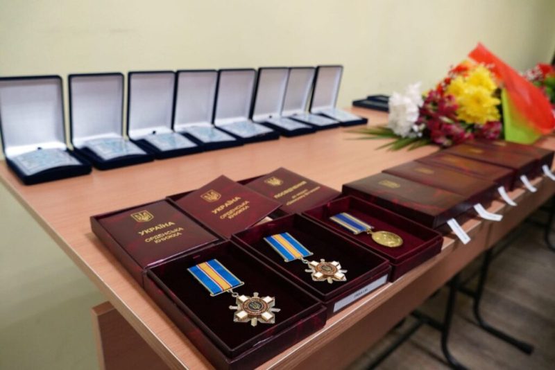 На Сумщині відзначили День Конституції України : підняли найвищий прапор в області та вручили державні нагороди