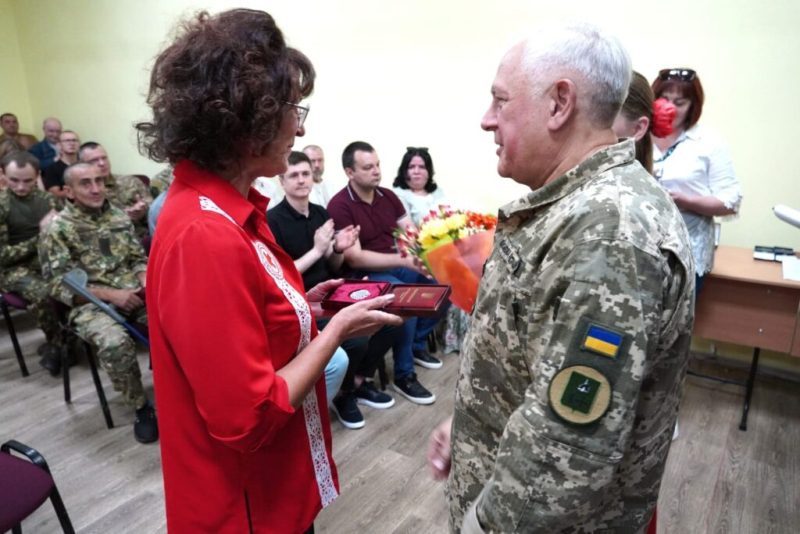 На Сумщині відзначили День Конституції України : підняли найвищий прапор в області та вручили державні нагороди