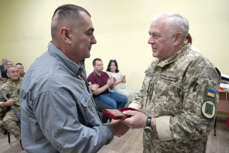 На Сумщині відзначили День Конституції України : підняли найвищий прапор в області та вручили державні нагороди