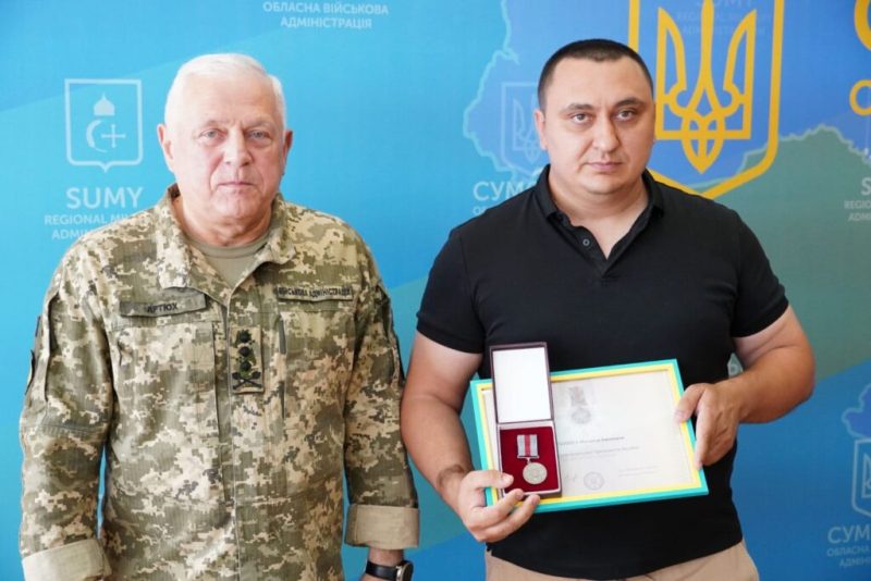 На Сумщині відзначили День Конституції України : підняли найвищий прапор в області та вручили державні нагороди