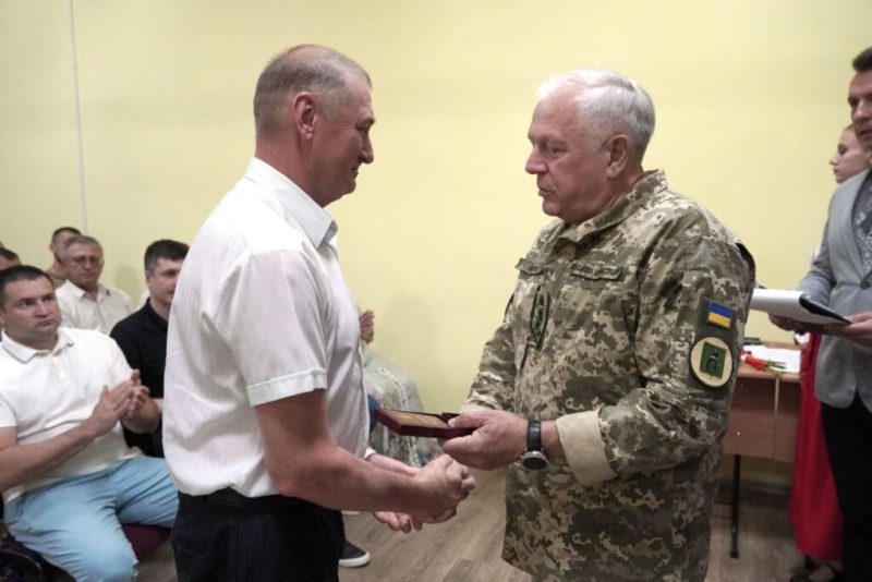 На Сумщині відзначили День Конституції України : підняли найвищий прапор в області та вручили державні нагороди