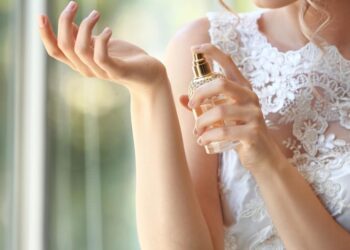 На тіло й одяг пшикати не потрібно: ось куди наносити парфуми, щоб пахнути довше