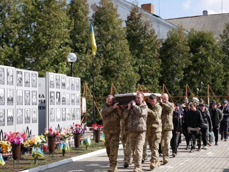 На захисті небес: роменці попрощалися з Воїном Віктором Кіктьовим