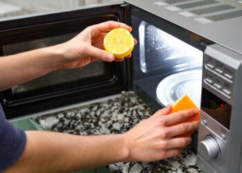 Не потрібно нічого терти: ось як можна відмити мікрохвильовку всього за 5 хвилин