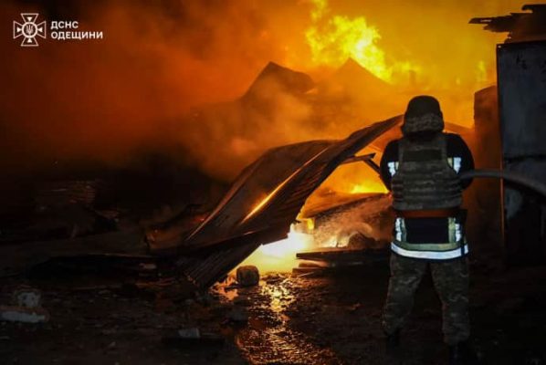 Окупанти атакували Одещину: вирували пожежі, є руйнування, постраждала людина