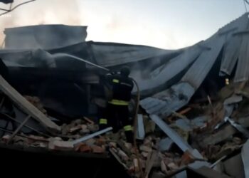 Рятувальники показали, як гасили пожежу після ракетного удару по Краснопільській громаді