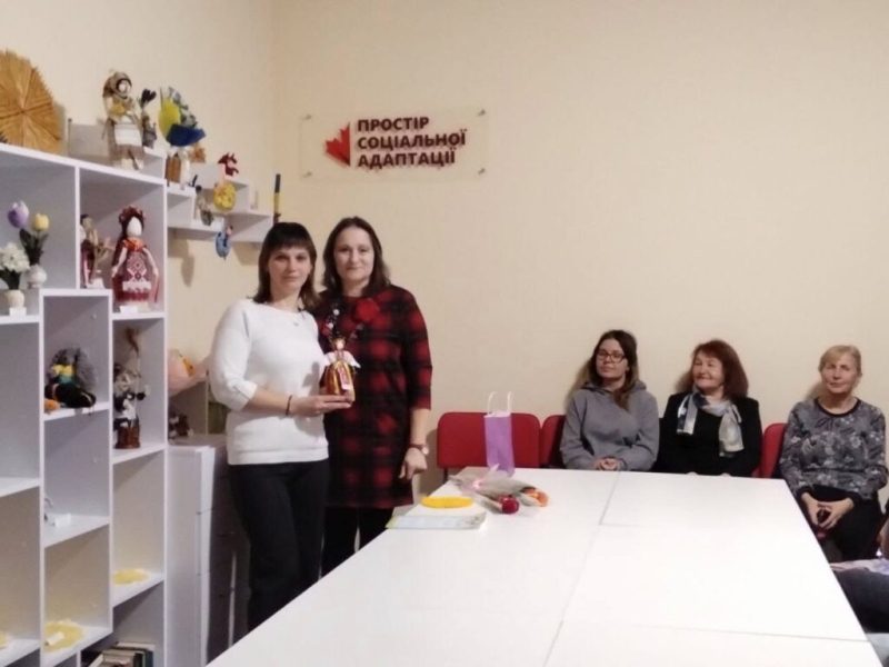 Роботи учасників ГО «Майстри Конотопа» експонуються в територіальному центрі соціального обслуговування