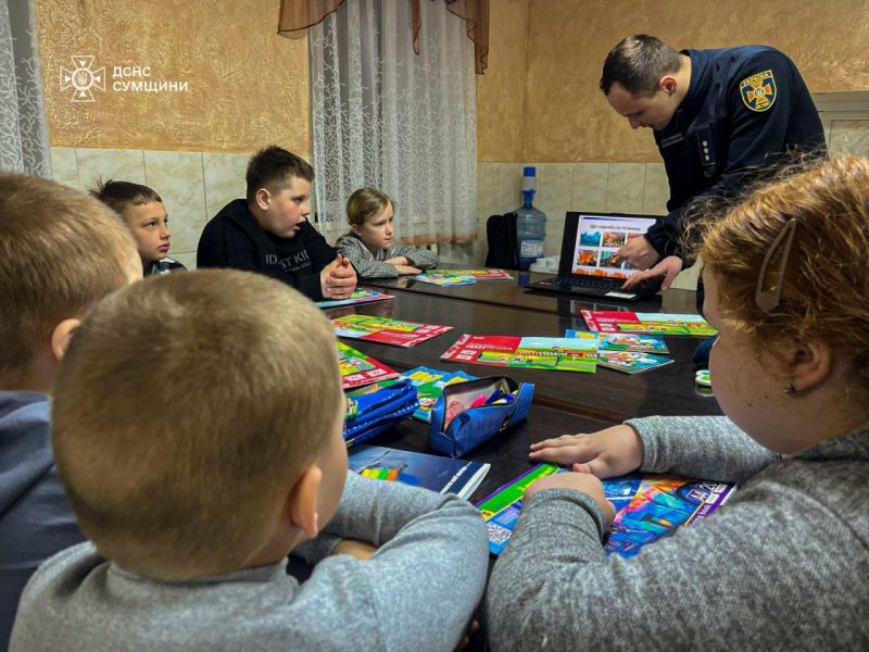Роменщина: рятувальники навчають підростаюче покоління, як вберегтися від небезпек + ФОТО