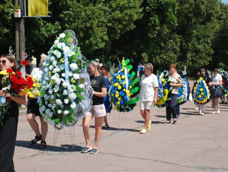 Сьогодні Шосткинська громада проводжала в останній путь свого Героя Руслана Титовича на позивний “Спец”