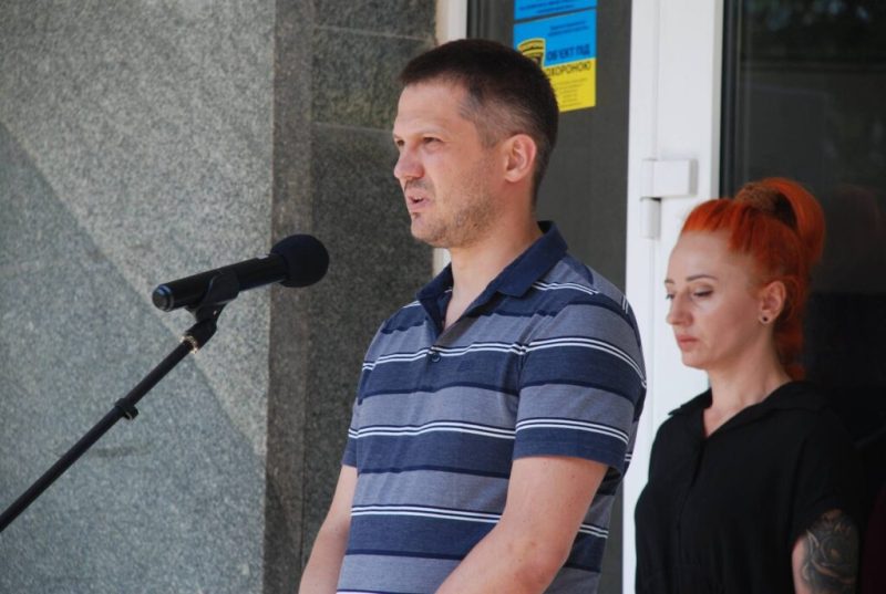 Сьогодні Шосткинська громада проводжала в останній путь свого Героя Руслана Титовича на позивний “Спец”