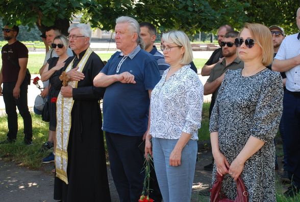 Сьогодні Шосткинська громада проводжала в останній путь свого Героя Руслана Титовича на позивний “Спец”