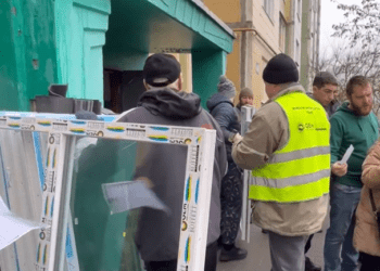 Сьогодні в Сумах забиватимуть пошкоджені вікна внаслідок вчорашньої ворожої атаки