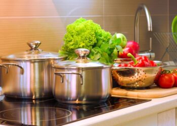 Справляється навіть із застарілим жиром – каструля буде як нова: ось що потрібно використовувати