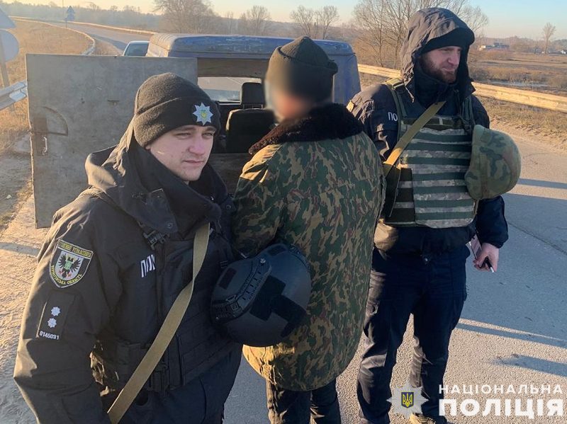 Трилер на Н.-Сіверщині: мешканець Сумської області спочатку намагався дати хабар поліцейським, потім погрожував підірвати гранатою, а згодом спробував втекти + Фото