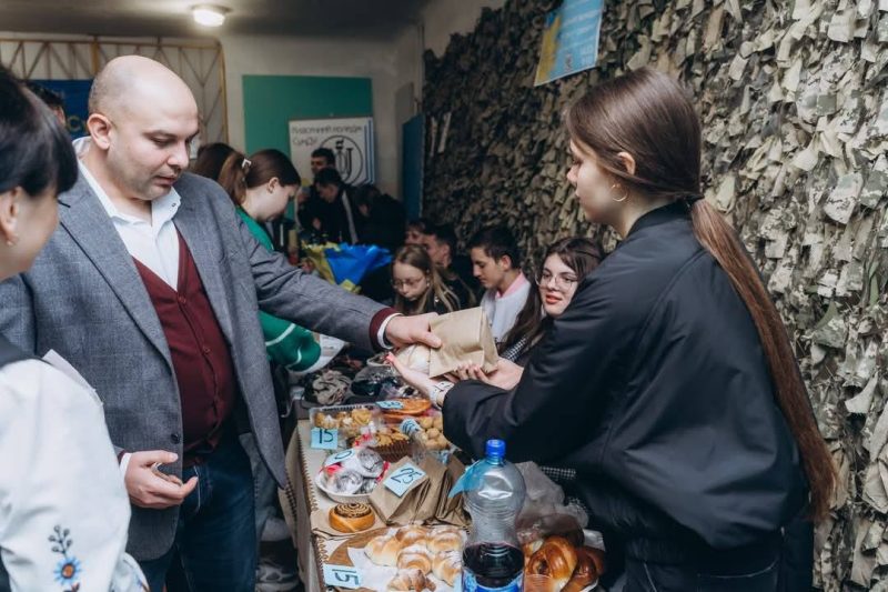 У Конотопі під час благодійного ярмарку зібрано понад 60 тис грн. на підтримку ЗСУ