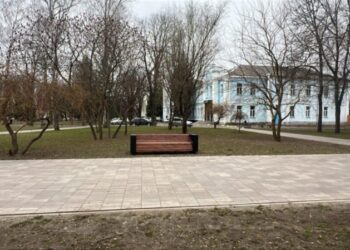 У Конотопському парку встановлюють нові лавки