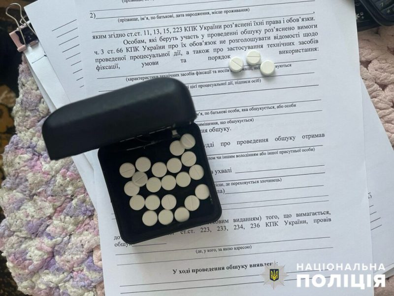 У Конотопському районі поліція викрила наркозбувача: чоловік продавав метадон